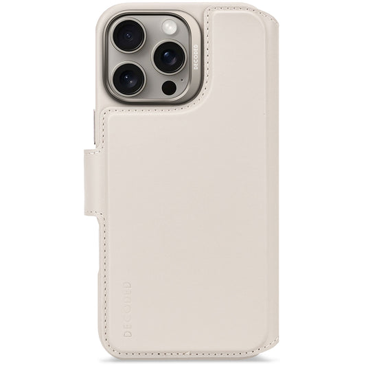 Decoded Lommebokdeksel i skinn med MagSafe til iPhone 16 Pro Max - Clay