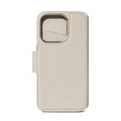 Decoded Lommebokdeksel i skinn med MagSafe til iPhone 15 Pro Max - Clay